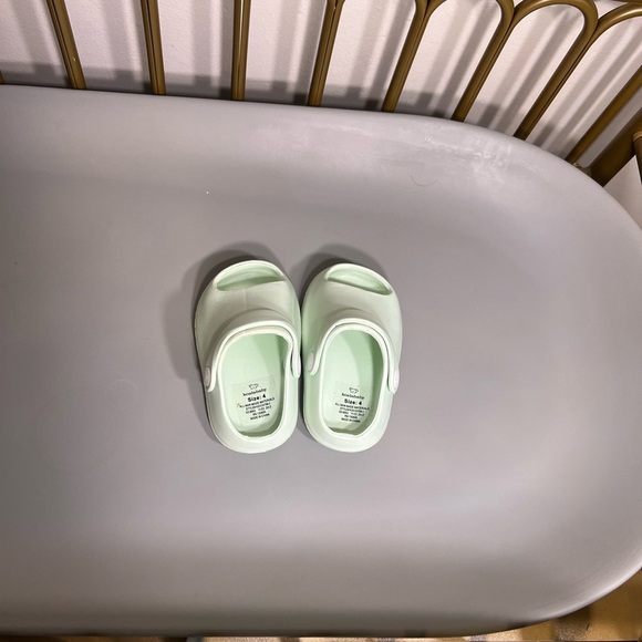 Unisex tNWT size Mint Green toddler Slip-On slide sandal with back no flaws - Picture 4 of 9